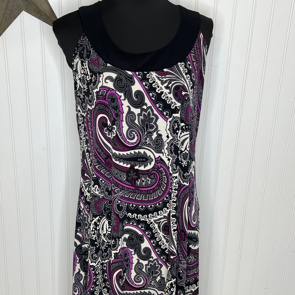 Elegant Paisley Mini Dress in Black, White, and Pink - Picture 3 of 11